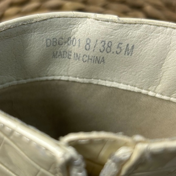 Chinese Laundry Cream Croc-Embossed Ankle Boots. Size 8.5 - Picture 8 of 9